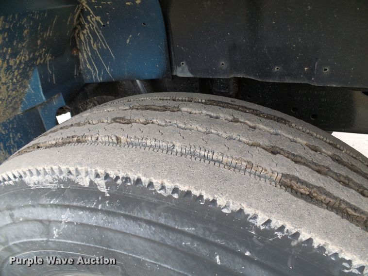 image for item DD1794 2001 International 4700 truck cab and chassis