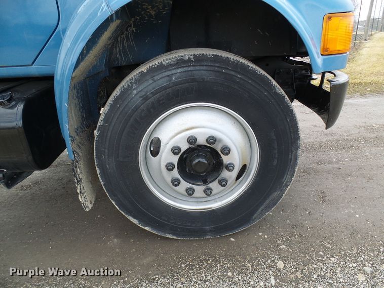 image for item DD1794 2001 International 4700 truck cab and chassis