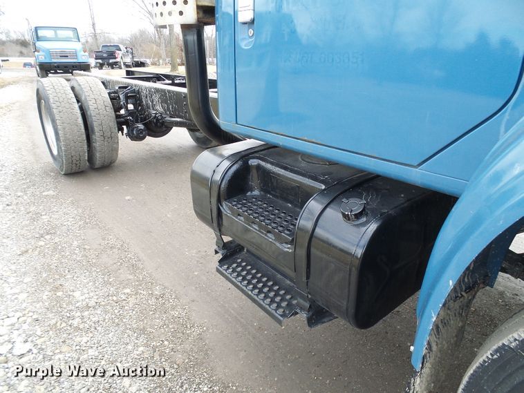 image for item DD1794 2001 International 4700 truck cab and chassis