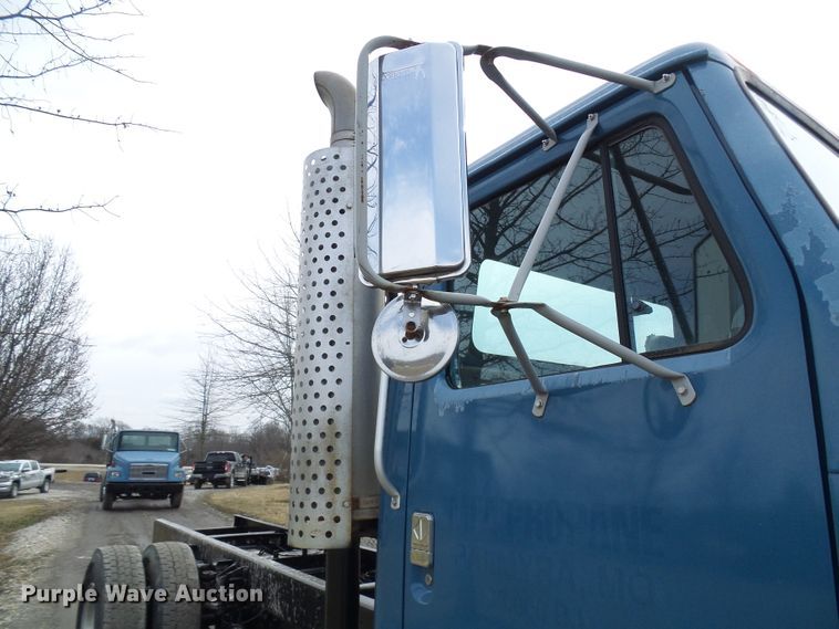 image for item DD1794 2001 International 4700 truck cab and chassis