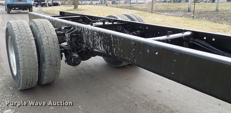 image for item DD1794 2001 International 4700 truck cab and chassis