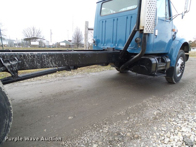 image for item DD1794 2001 International 4700 truck cab and chassis