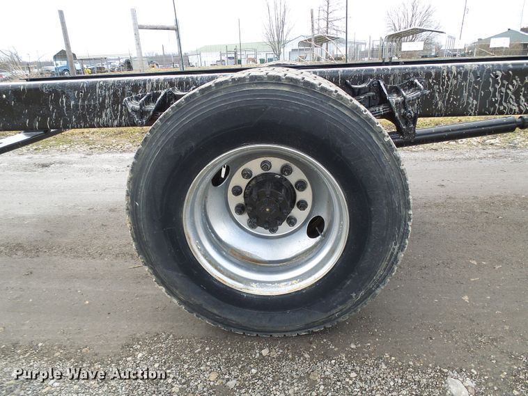 image for item DD1794 2001 International 4700 truck cab and chassis