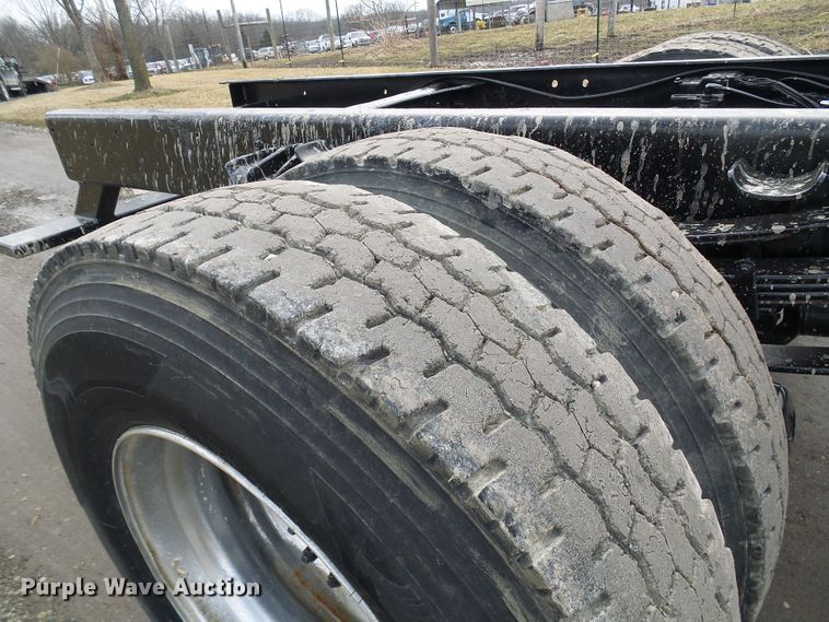 image for item DD1794 2001 International 4700 truck cab and chassis