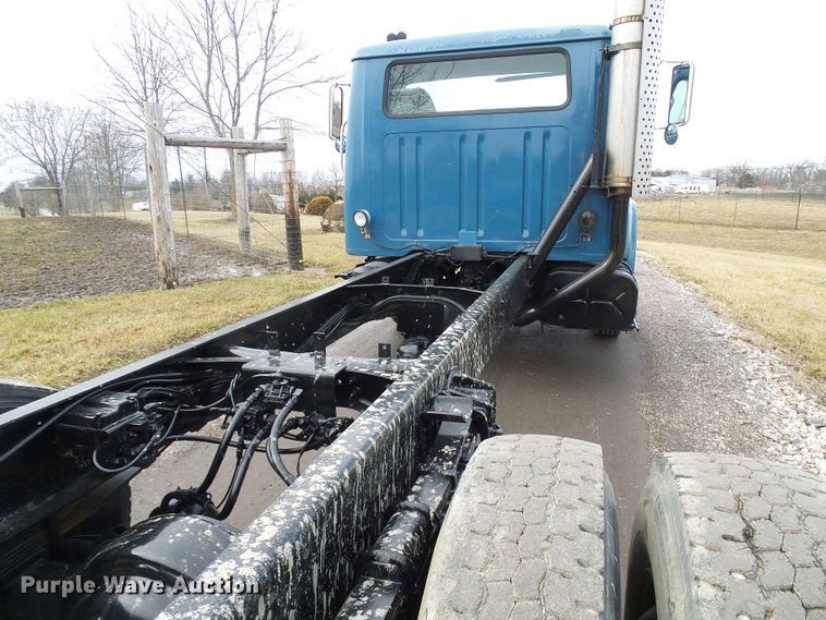 image for item DD1794 2001 International 4700 truck cab and chassis