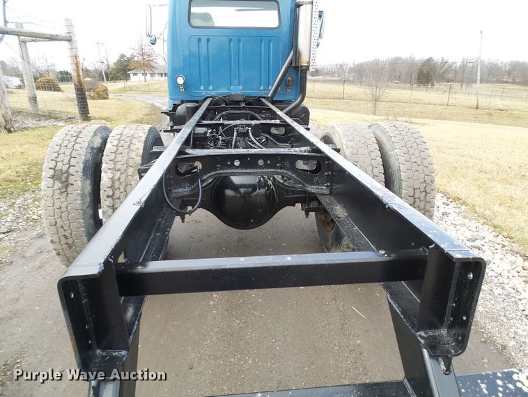 image for item DD1794 2001 International 4700 truck cab and chassis