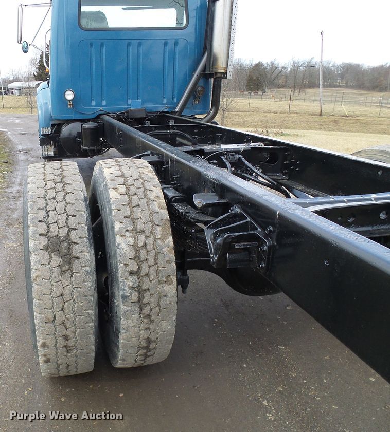 image for item DD1794 2001 International 4700 truck cab and chassis