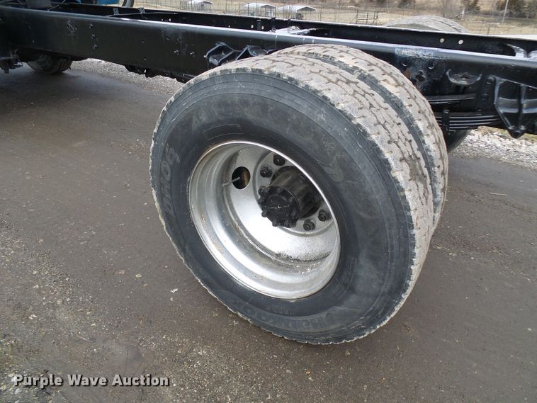 image for item DD1794 2001 International 4700 truck cab and chassis