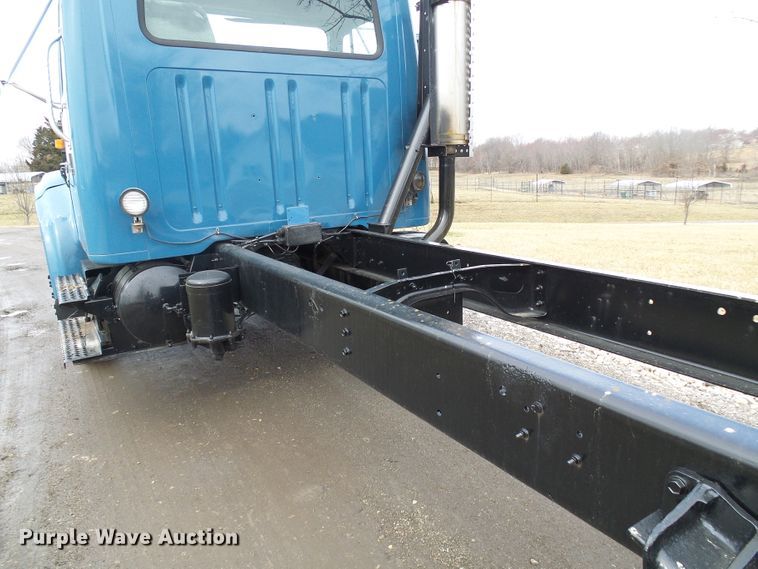 image for item DD1794 2001 International 4700 truck cab and chassis