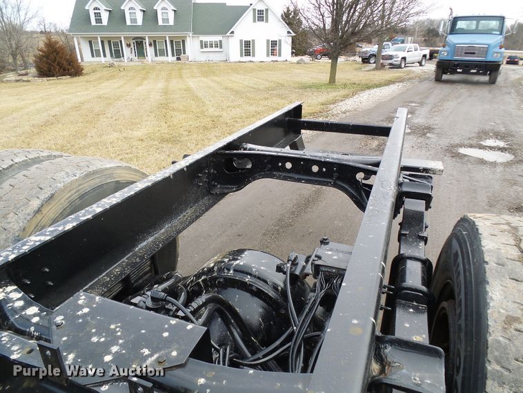 image for item DD1794 2001 International 4700 truck cab and chassis