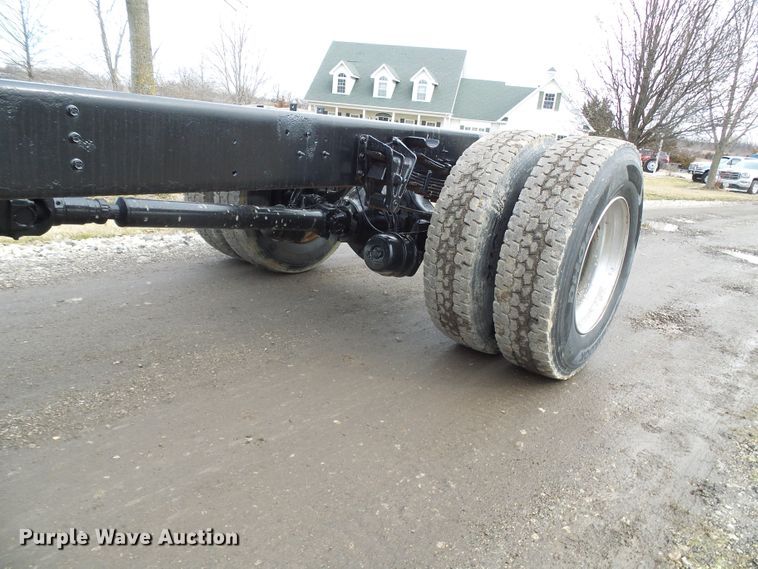 image for item DD1794 2001 International 4700 truck cab and chassis