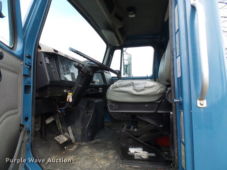 image for item DD1794 2001 International 4700 truck cab and chassis