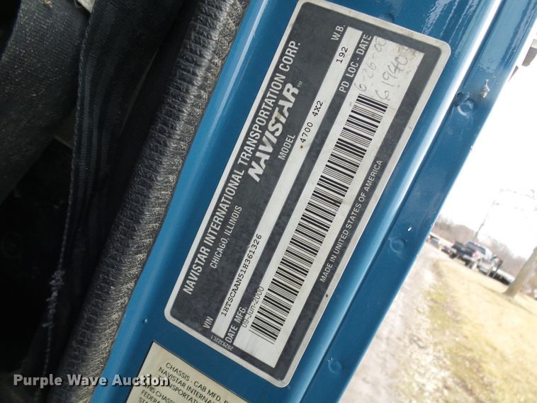 image for item DD1794 2001 International 4700 truck cab and chassis