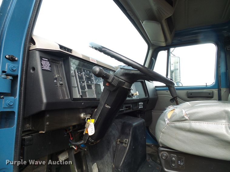 image for item DD1794 2001 International 4700 truck cab and chassis