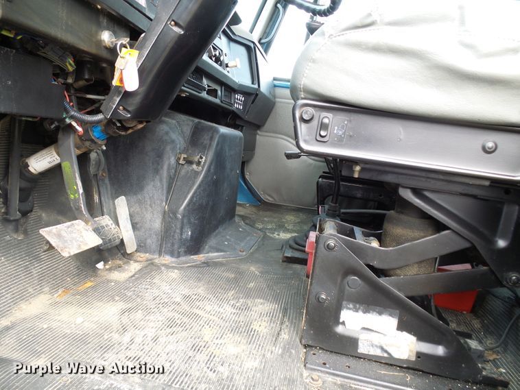 image for item DD1794 2001 International 4700 truck cab and chassis