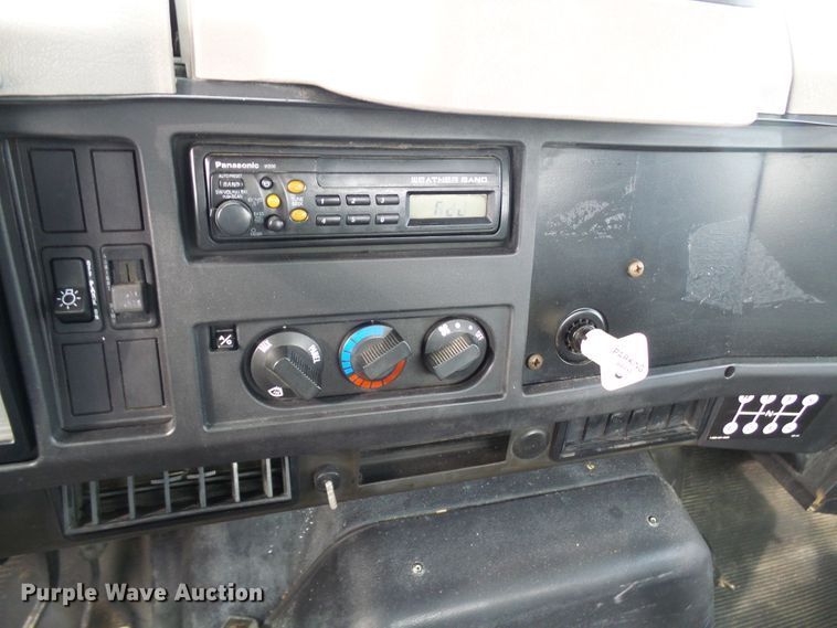 image for item DD1794 2001 International 4700 truck cab and chassis