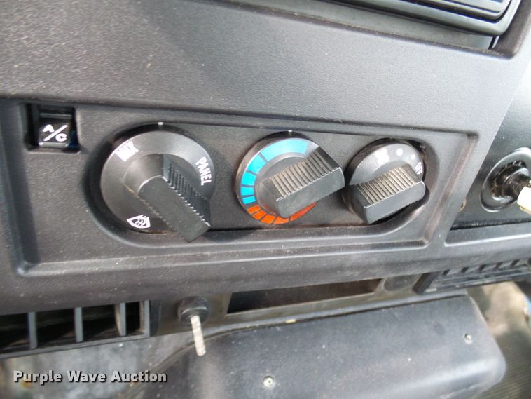 image for item DD1794 2001 International 4700 truck cab and chassis