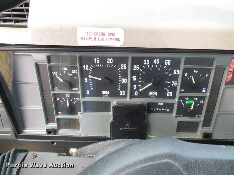 image for item DD1794 2001 International 4700 truck cab and chassis