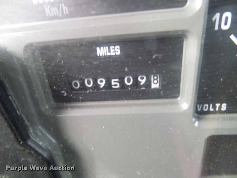 image for item DD1794 2001 International 4700 truck cab and chassis