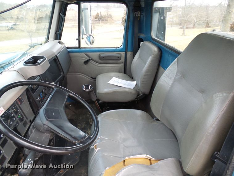 image for item DD1794 2001 International 4700 truck cab and chassis