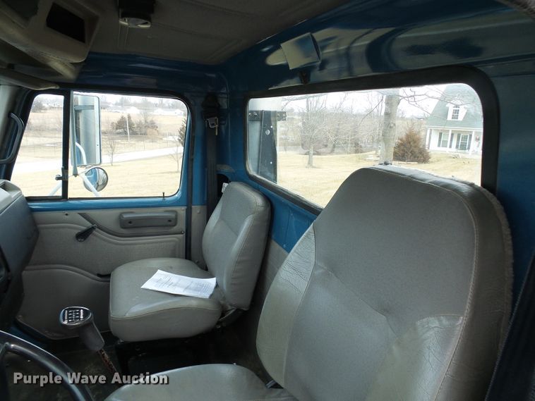 image for item DD1794 2001 International 4700 truck cab and chassis