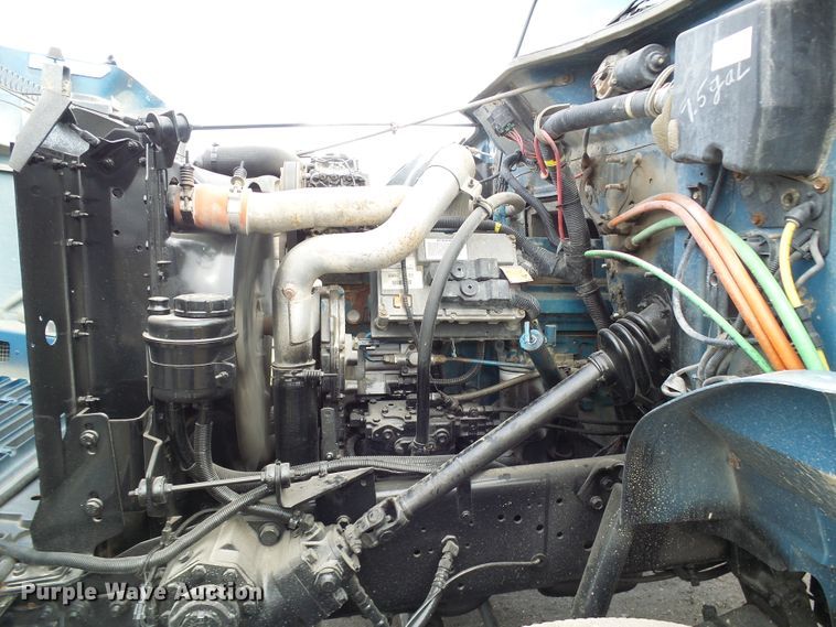 image for item DD1794 2001 International 4700 truck cab and chassis