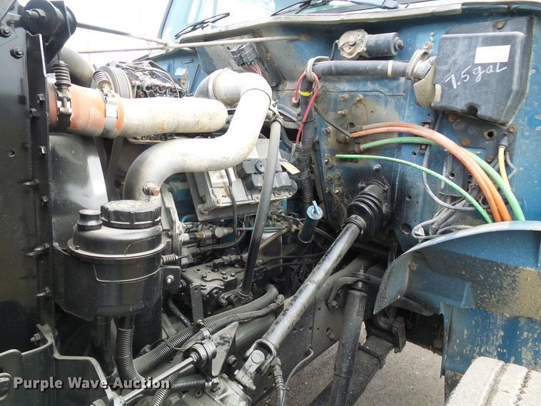 image for item DD1794 2001 International 4700 truck cab and chassis