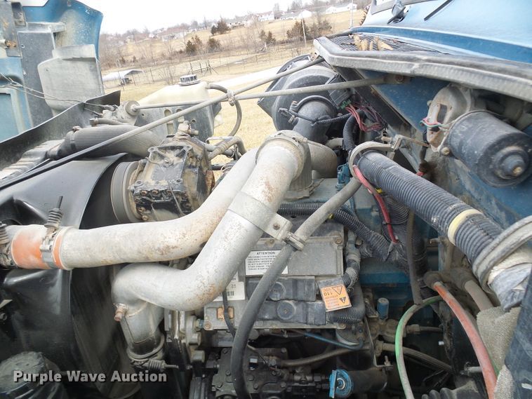 image for item DD1794 2001 International 4700 truck cab and chassis