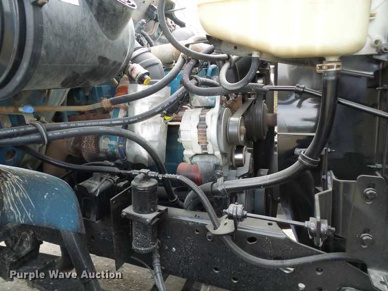 image for item DD1794 2001 International 4700 truck cab and chassis