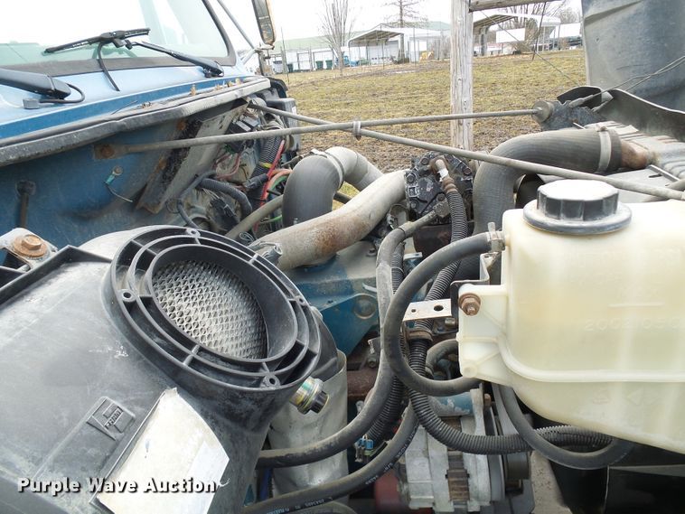 image for item DD1794 2001 International 4700 truck cab and chassis