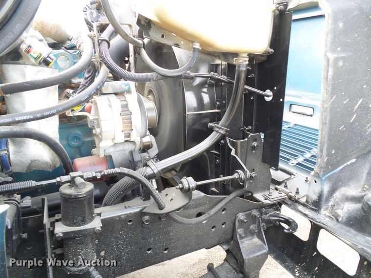 image for item DD1794 2001 International 4700 truck cab and chassis