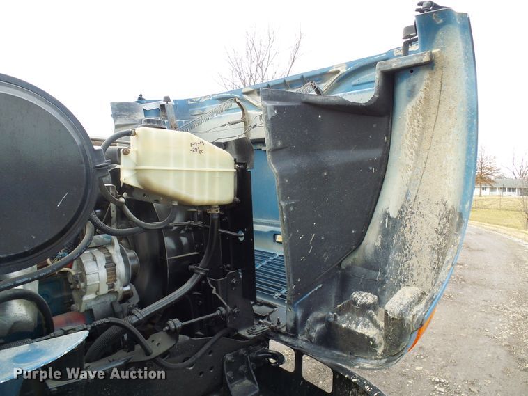 image for item DD1794 2001 International 4700 truck cab and chassis