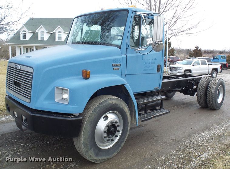 image for item DD1795 2003 Freightliner FL70 truck cab and chassis