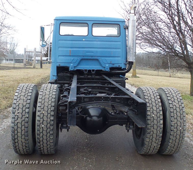 image for item DD1795 2003 Freightliner FL70 truck cab and chassis