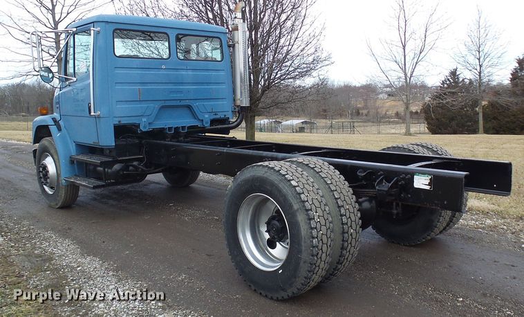 image for item DD1795 2003 Freightliner FL70 truck cab and chassis