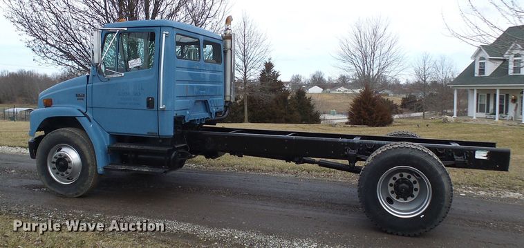 image for item DD1795 2003 Freightliner FL70 truck cab and chassis