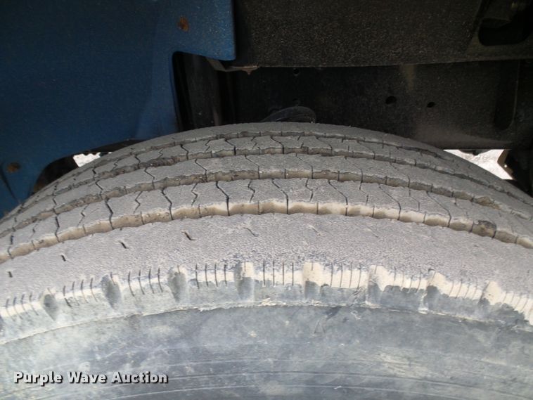 image for item DD1795 2003 Freightliner FL70 truck cab and chassis