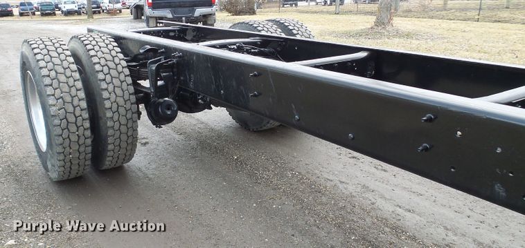 image for item DD1795 2003 Freightliner FL70 truck cab and chassis