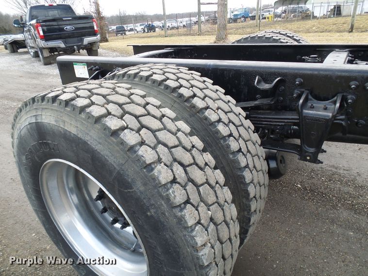 image for item DD1795 2003 Freightliner FL70 truck cab and chassis