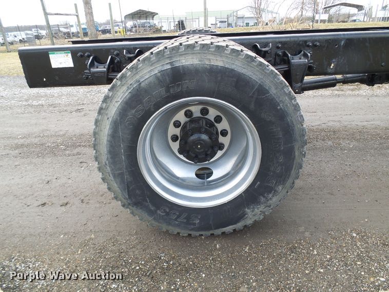 image for item DD1795 2003 Freightliner FL70 truck cab and chassis