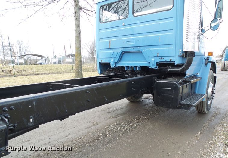 image for item DD1795 2003 Freightliner FL70 truck cab and chassis