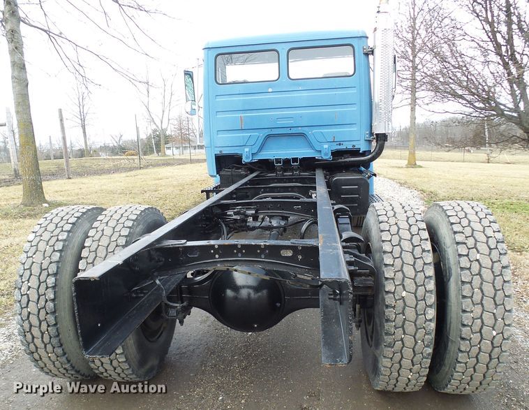 image for item DD1795 2003 Freightliner FL70 truck cab and chassis