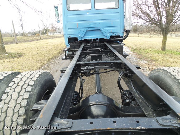 image for item DD1795 2003 Freightliner FL70 truck cab and chassis