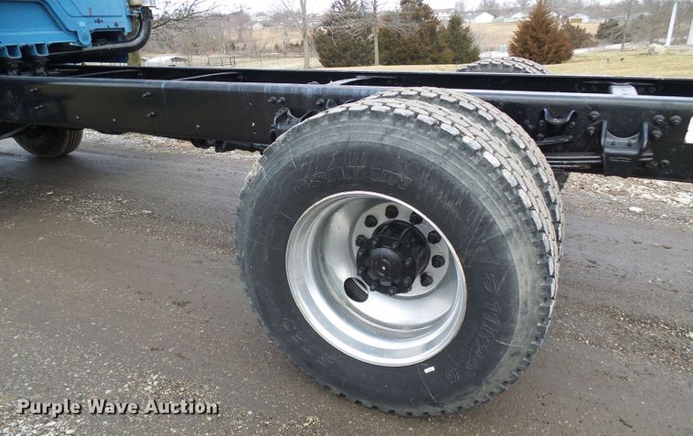 image for item DD1795 2003 Freightliner FL70 truck cab and chassis