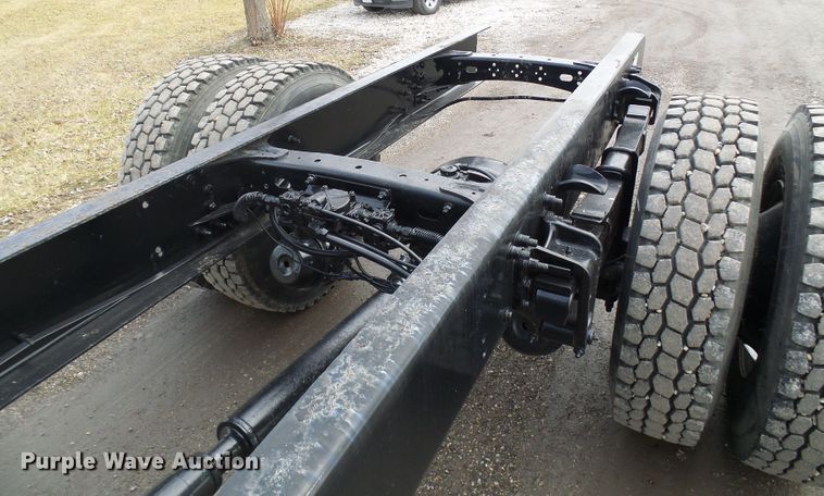 image for item DD1795 2003 Freightliner FL70 truck cab and chassis