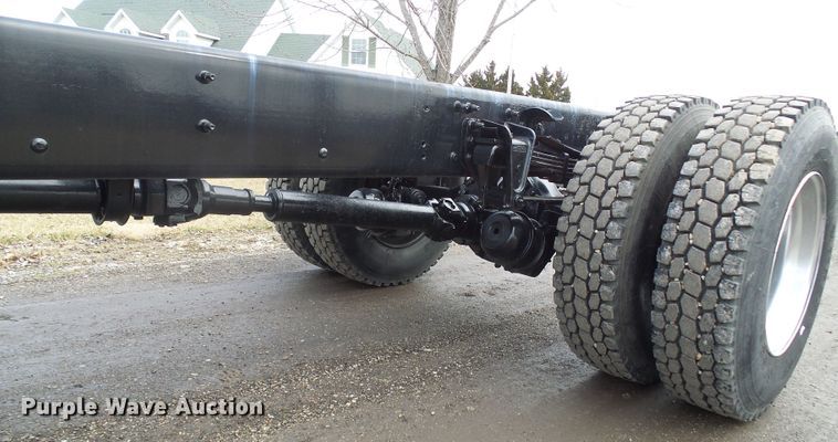 image for item DD1795 2003 Freightliner FL70 truck cab and chassis