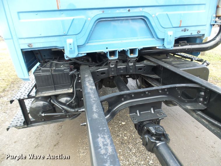 image for item DD1795 2003 Freightliner FL70 truck cab and chassis