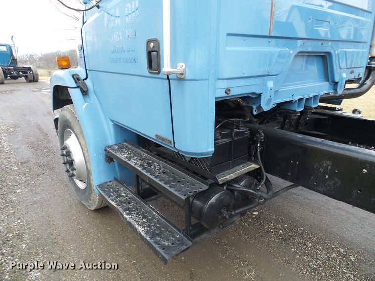 image for item DD1795 2003 Freightliner FL70 truck cab and chassis