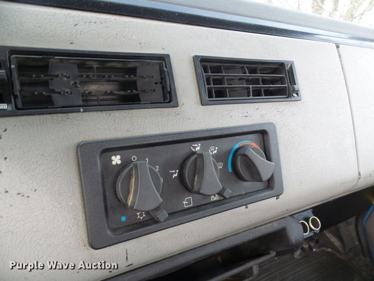 image for item DD1795 2003 Freightliner FL70 truck cab and chassis