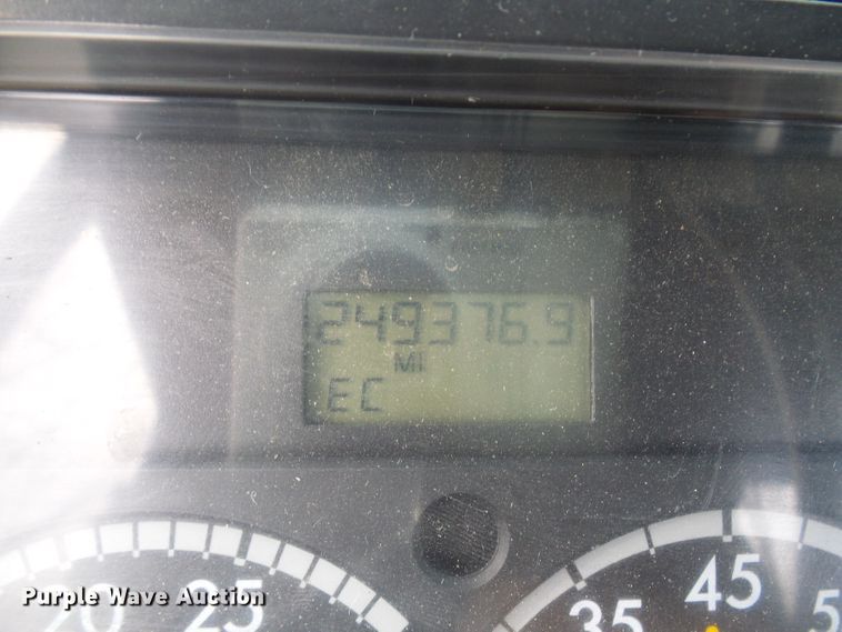 image for item DD1795 2003 Freightliner FL70 truck cab and chassis